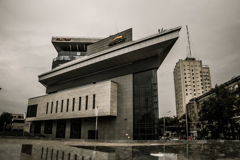 Харьков, Украина, отель, площадь, пасмурно, стеклянный, Kharkov, Ukraine, тучи, мрамор, стекло, Госпром, Gosprom, Derzhprom, центр Центральный новомодный... фото превью