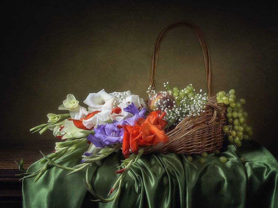 натюрморт, август, конец лета, начало осени, художественное фото, гладиолусы, корзина, фрукты, Ирина Приходько