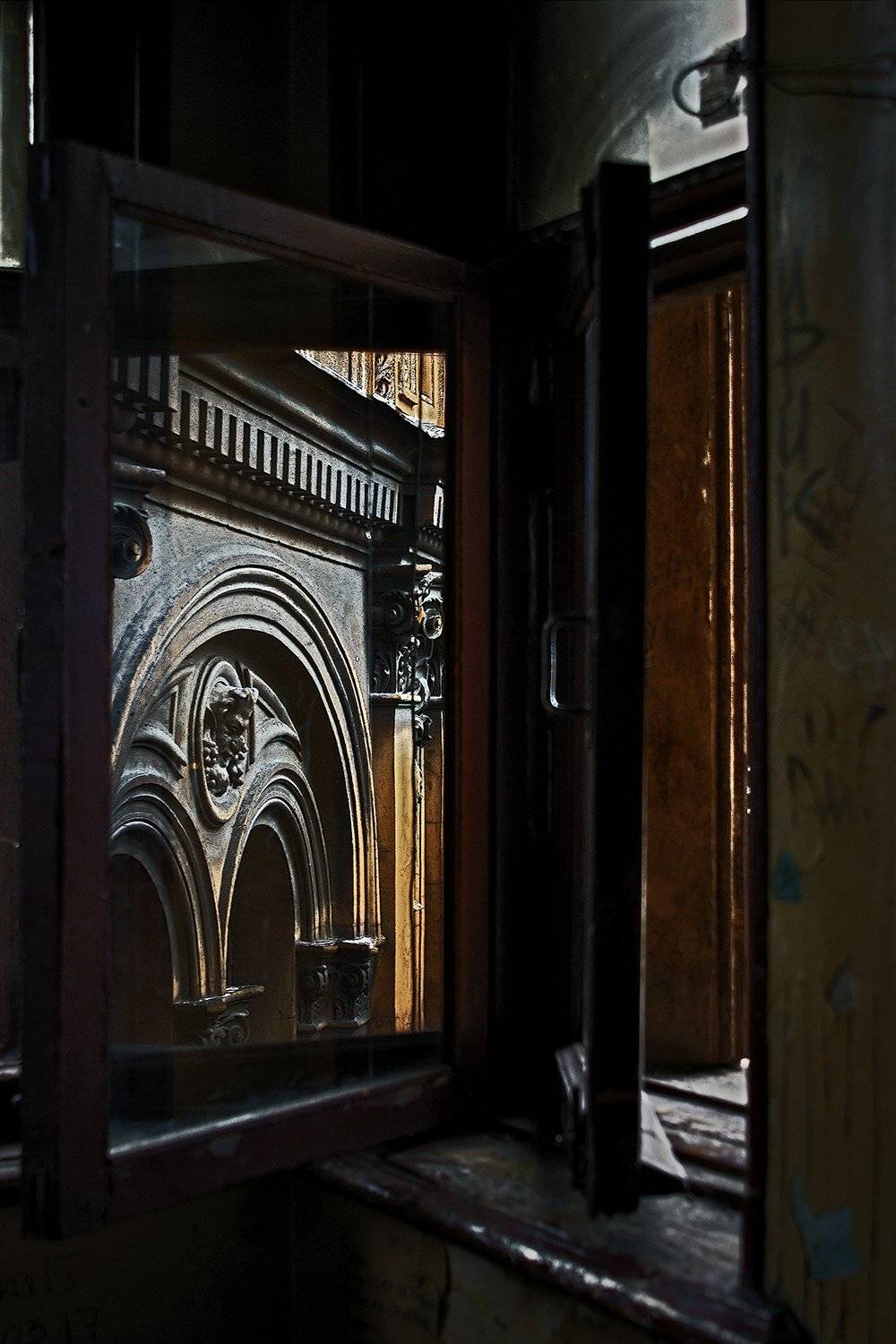 #deep.spb, #deepspb, #санктпетербург, #петербург, #спб, #питер, #saintpetersburg, #petersburg, #spb, #piter, #город, #city, #street, #streetphoto, #streetphotography, #cityscape, #urbex, #urbexphoto, #urbanexploration, #abandoned, #steps, #door, #window, deep.spb