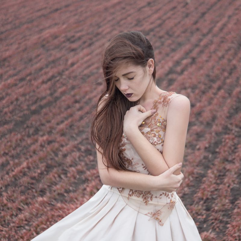 нежность, ветер, волосы, девушка, задумчивость, кораблик, настроение, поле Нежность фото превью