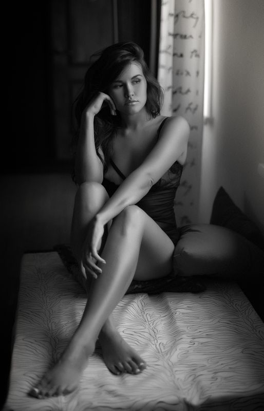 девушка студия портрет задумчивая.. фото превью