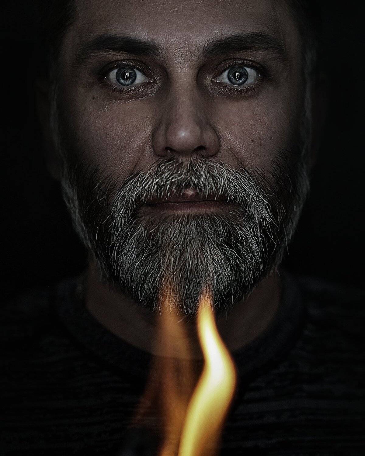 мужчина, модель, борода, седая, взгляд, голубые глаза, огонь, горит, Дарья Комарова