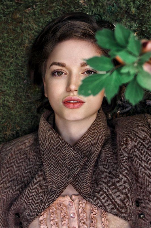 люди, девушка, лицо, портрет, глаза, природа, мох, текстура, губы, взгляд, красота, молодость, картинка, кино Светлана фото превью