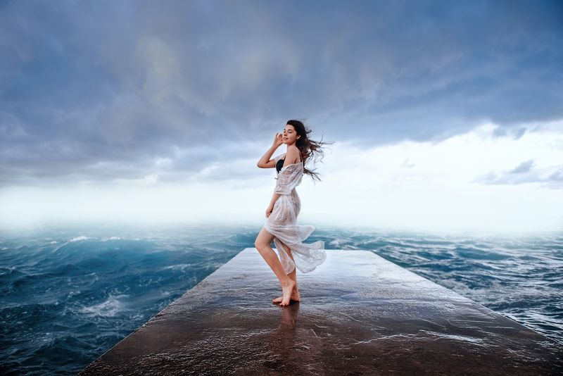 Девушка, море, вода, ветер, облака, волны, летящие волосы Слушать ветер фото превью