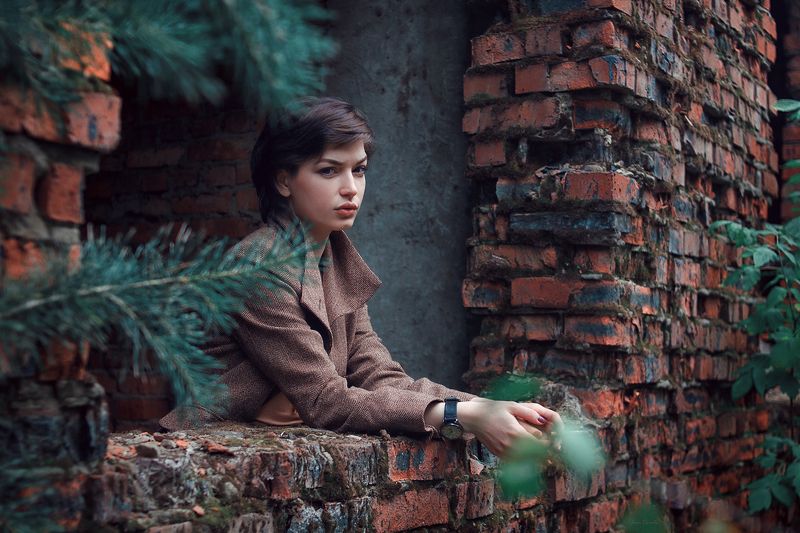 осень, люди, девушка, портрет, природа, улица, красота, молодость, кино, стоп-кадр, завод, сигарета, брюнетка, взгляд, губы, выражение, кирпич, текстура окно фото превью