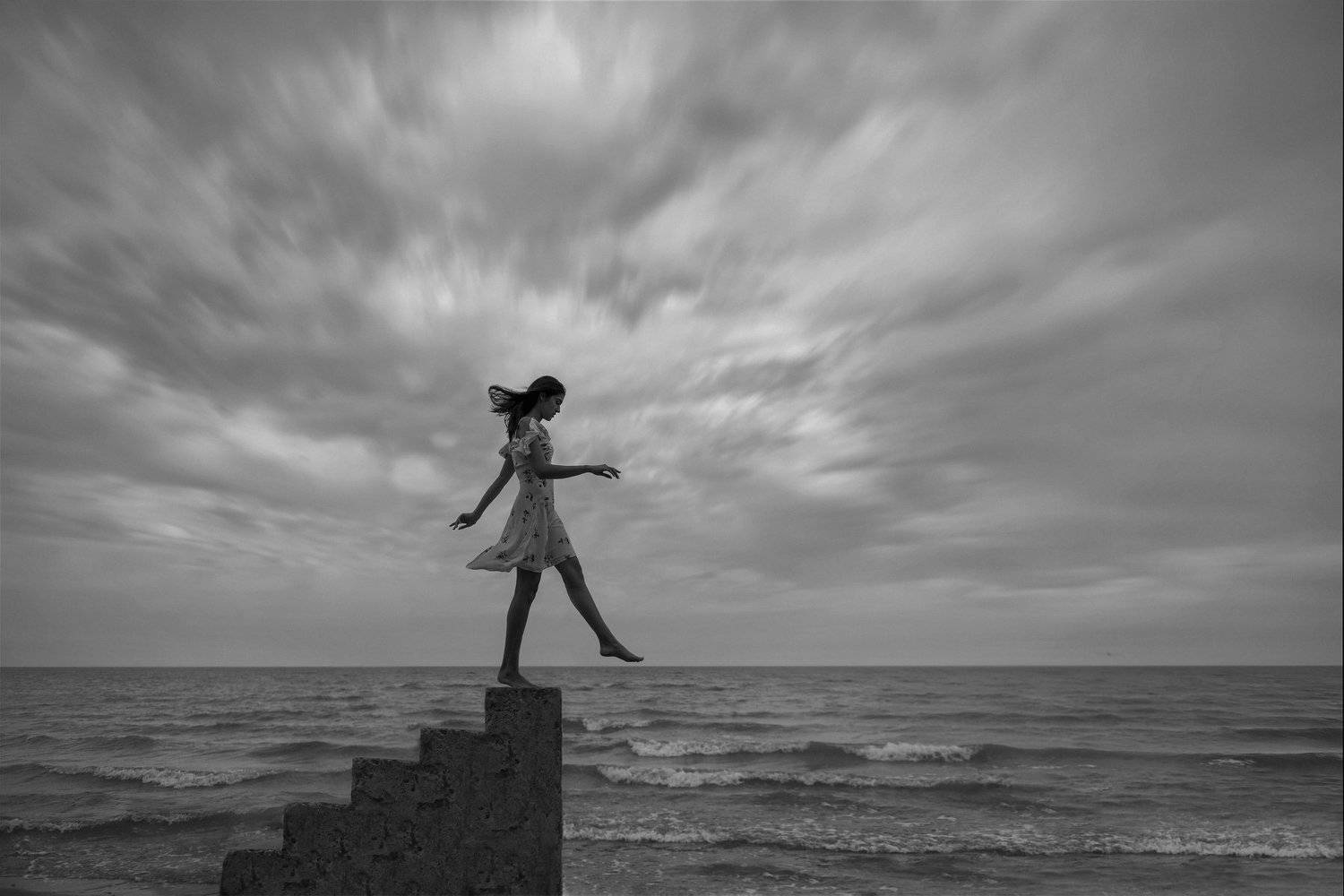 море, девушка, модель, черно-белое, лестница, шаг вперед,облака, небо, мысли, настроение, Россия, sea, girl, model, black and white, ladder, step forward, clouds, sky, thoughts, mood, russia, Анна Дегтярёва