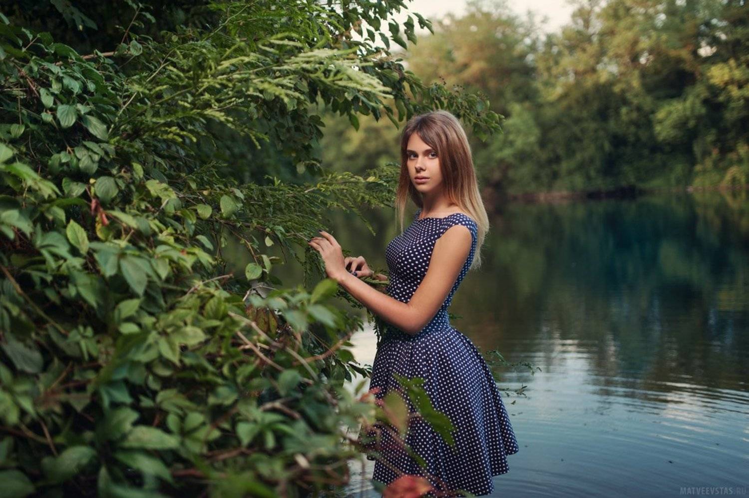 озеро, вода, модель, листья, кусты, деревья, платье, вечер, Матвеев Стас