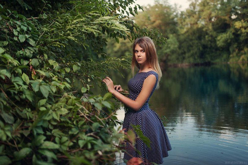 озеро, вода, модель, листья, кусты, деревья, платье, вечер *** фото превью