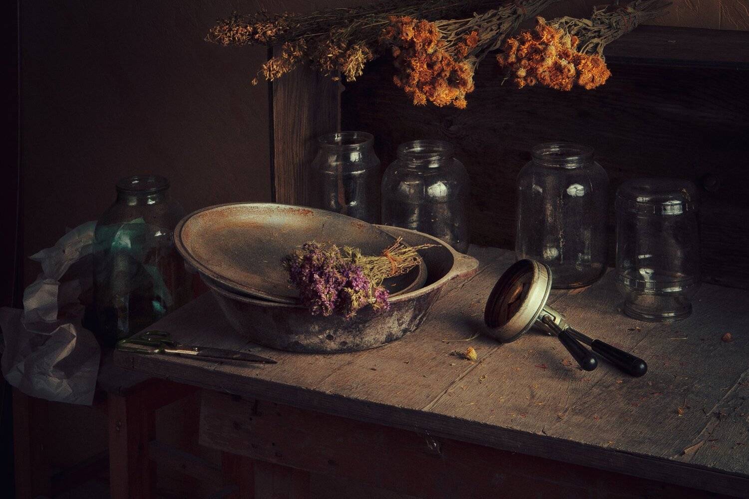 травы, банки, стекло, посуда, стол, ножницы, бумага, натюрморт, Наталья Голубева