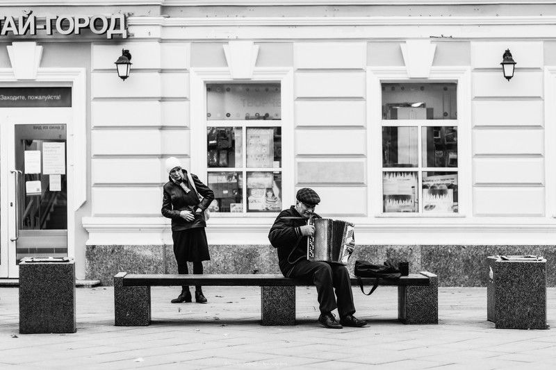монохром, черно-белая фотография, ч/б, люди, город, улица, жанр, monochrome, black&white, street, streetphoto, people, Ай-город фото превью