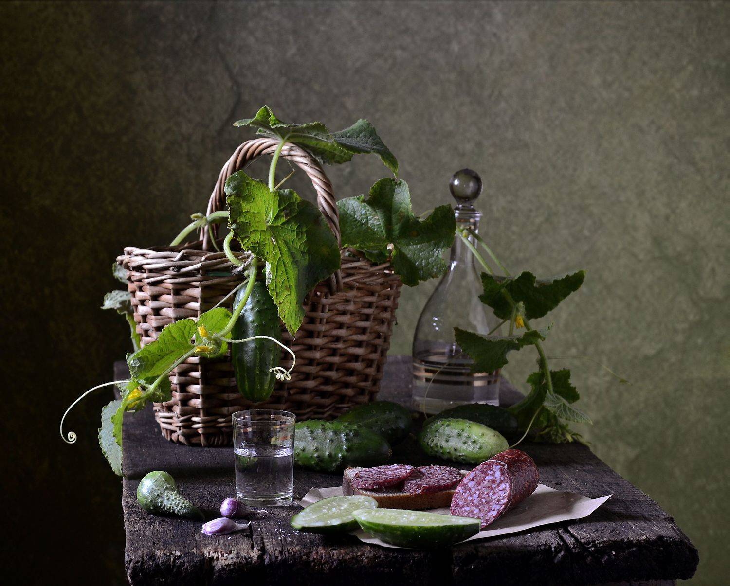 корзинка, стопка, колбаса, огурцы, Оксана Евкодимова