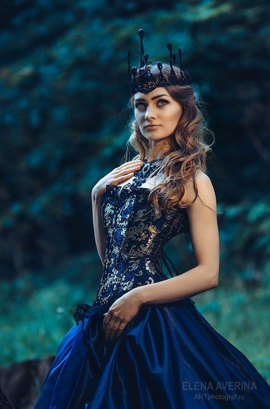 королева, девушка в короне, девушка в лесу, синее платье, корсет, сказочная фотосессия Наедине с лесом фото превью
