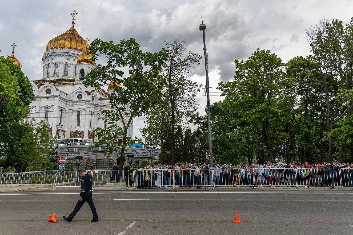 Москва, Moscow, храм Христа спасителя, очередь, милиция, храм, Борис Недосеков