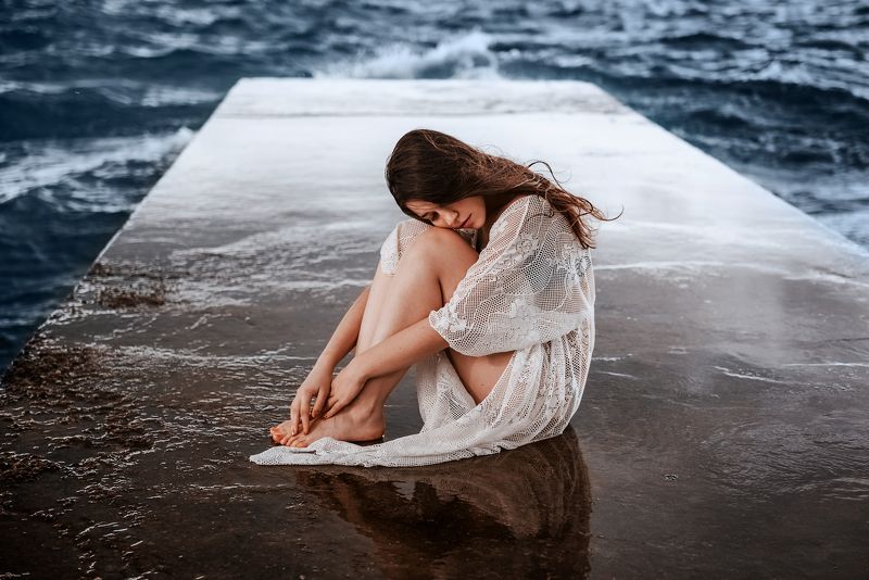 девушка, море, пирс, шторм, вода, волнорез Грусть фото превью