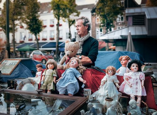 *Продавец старых друзей*