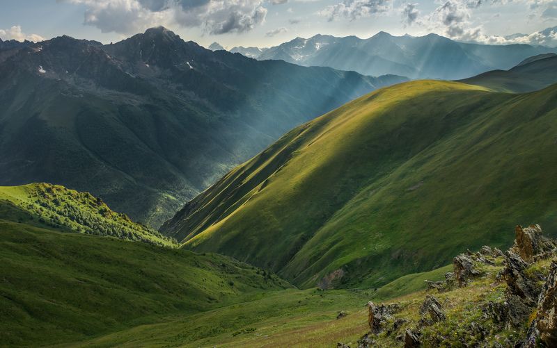 горы,карачаево-черкесия,кавказ,приэльбрусье,нацпарк,национальный парк,хребты,вершины,холмы,свет,лучи,проблеск,зелёный,высота,скалы,лето,июль,2017 год,путешествие,маршрут, треккинг, поход Эйфория фото превью