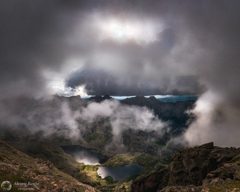 природа, облака, горы, озеро, солнце, пейзаж, тучи, ергаки, Нависая над горами фото превью
