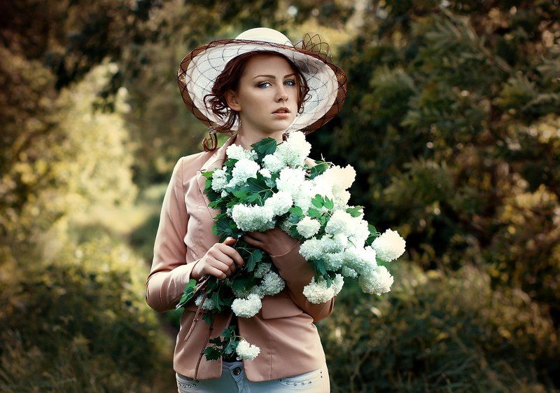 Magda and flowers фото превью