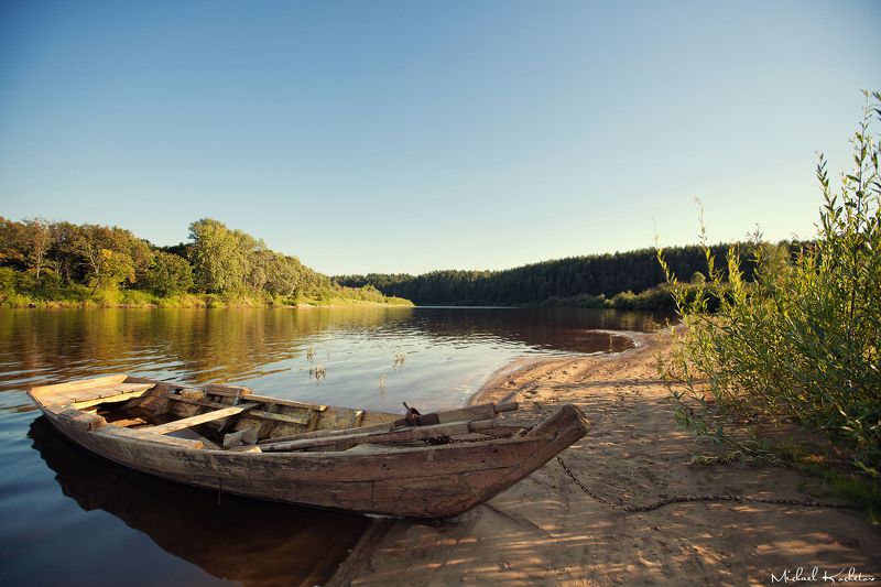 Boat on the river фото превью