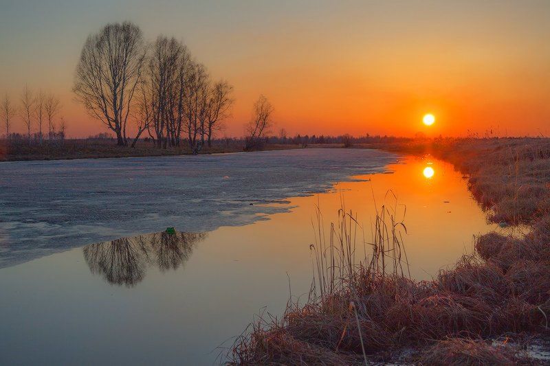 Закат на озере местного значения фото превью