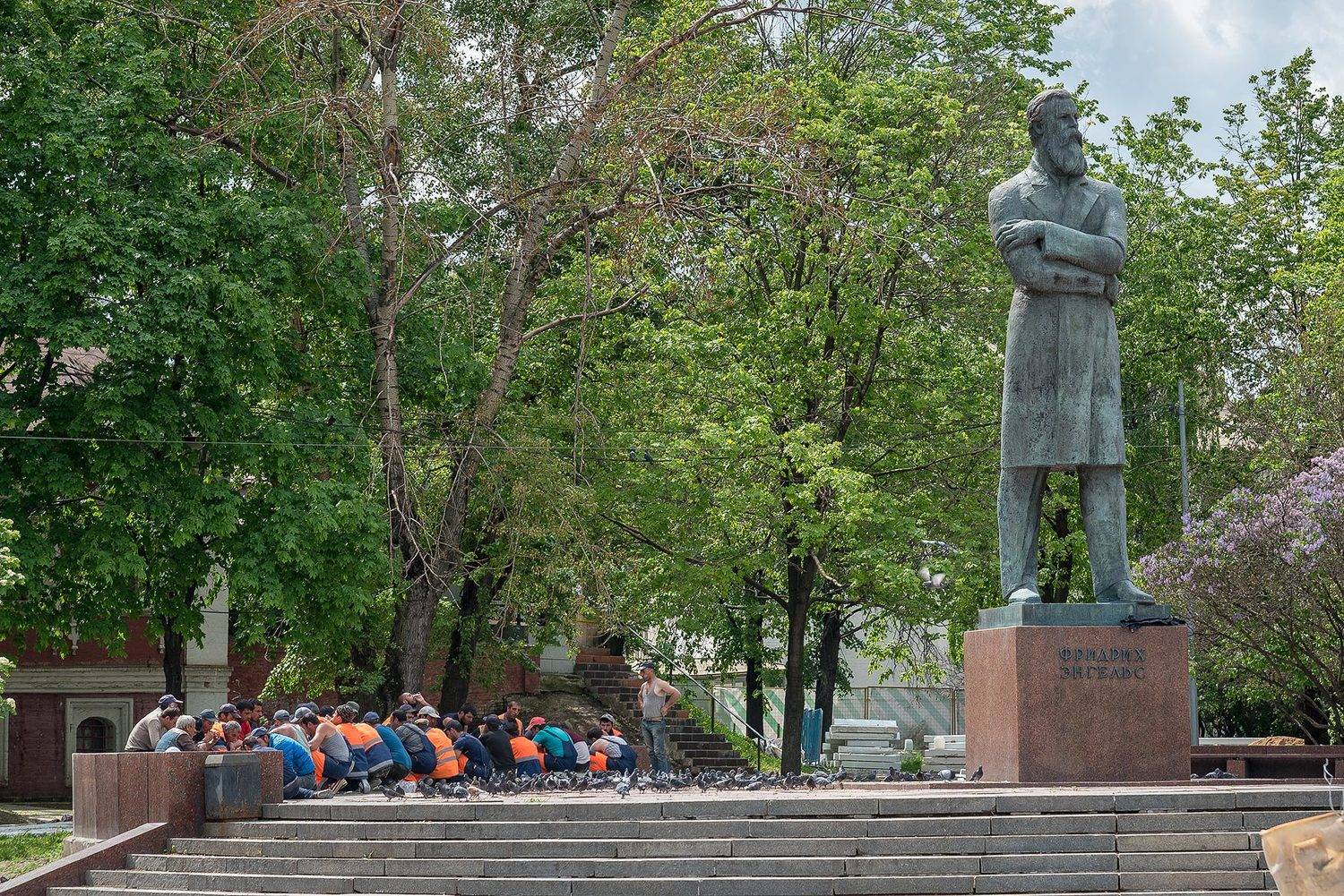 Москва, гастарбайтеры, город, Энгельс, памятник,обед, рабочие, Фридрих Энгельс, Борис Недосеков