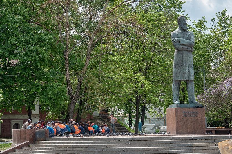 Москва, гастарбайтеры, город, Энгельс, памятник,обед, рабочие, Фридрих Энгельс Под боком у идеолога фото превью