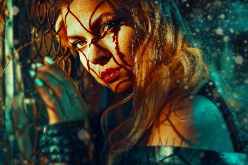 жеский свет, портрет, неон, свет неон, крупный портрет, у сетки, портрет с сеткой плотрет фото превью