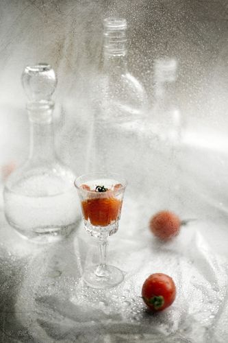 Натюрморт с бутылками и томатами