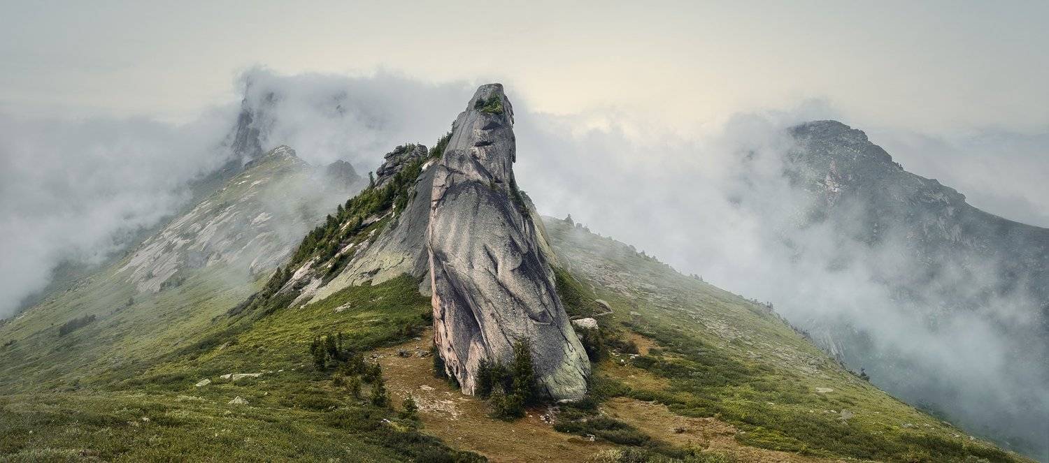 природа, пейзаж, красивая, большой, высокий, горы, скалы, вершина, пик, камни, туман, облака, густой, ергаки, саяны, красноярский край, путешествие, туризм, поход, Дмитрий Антипов