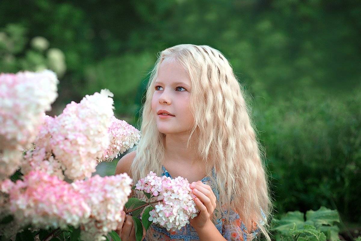 малышка, девочка, счастье, зеркальный фотоаппарат canon markiii, природа, тепло, улыбка, цветы, осень,детский и семейный фотограф, эмоции, радость, лес, детская радость, Францева Ольга