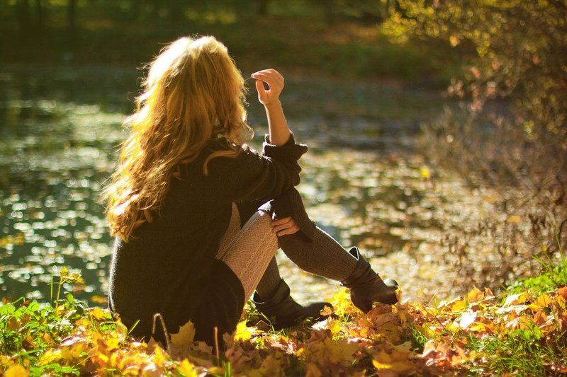 девушка, портрет, пруд, осень Осенняя грусть фото превью