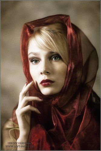 Портрет девушки в красном