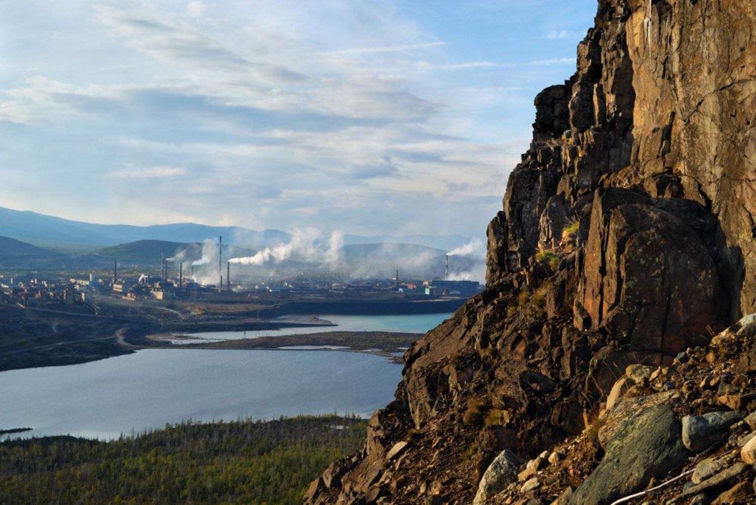 комбинат, завод. трубы, дым, смог, металлургия, горы, скала, сопки, озеро, Valeriy_Al