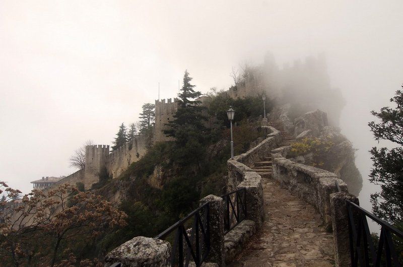 крепость, сан марино Дорогой над пропастью в туман фото превью