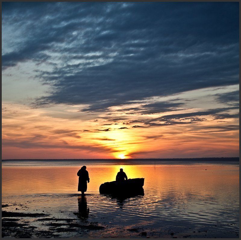 вода, небо, лодка, рыбак, облака, закат, силуэт Хватит ждать, пойдём уже домой... фото превью
