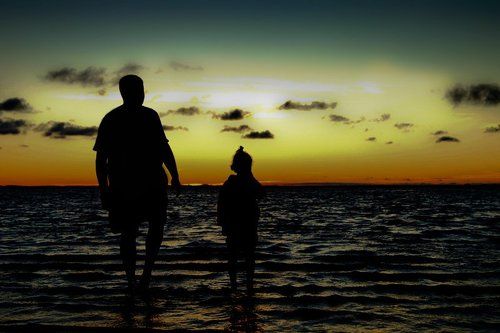 любуясь красками заката.