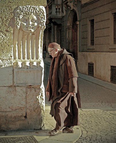 На улочках Вероны...Брат Лоренцо..