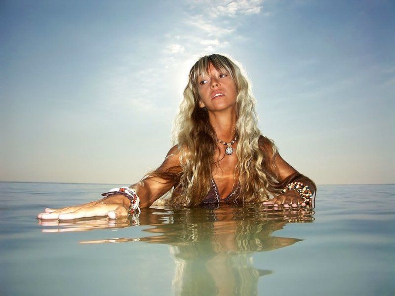 лето, море, девушка Морская гладь фото превью