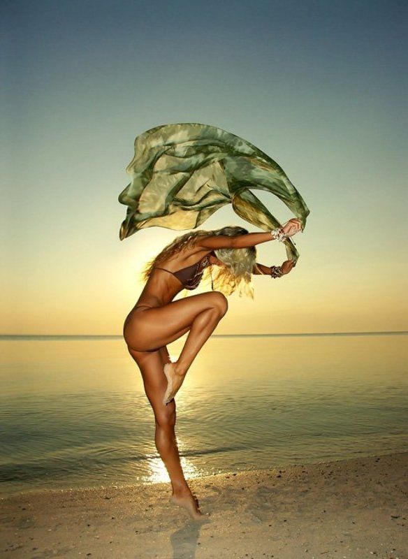 лето, море, девушка, танец Гарцующая фото превью