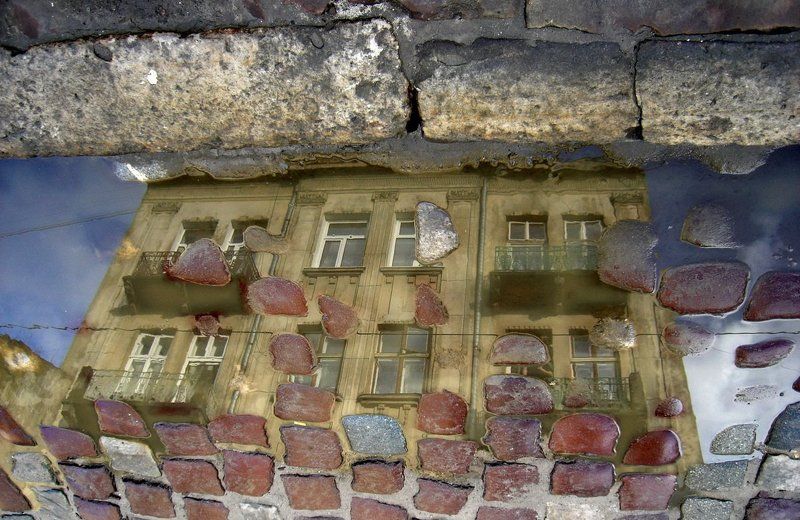 отражение, львов, город Взгляд на город с обратной стороны фото превью