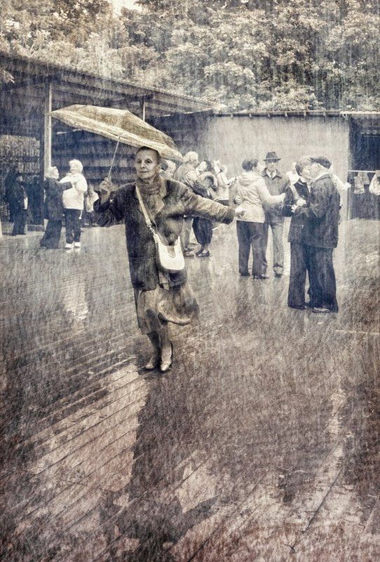 Танцующая под дождем фото превью