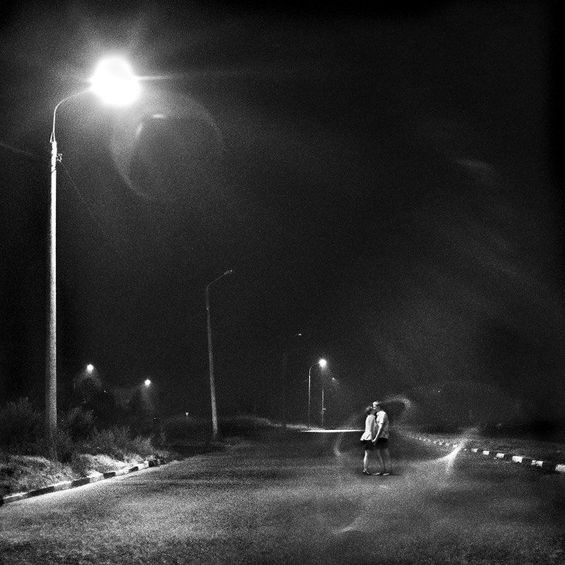 Про дорогу, фонарь и ночной поцелуй фото превью