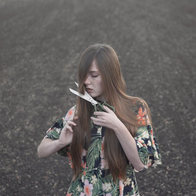 длинные волосы, ножницы, девушка Настенька фото превью