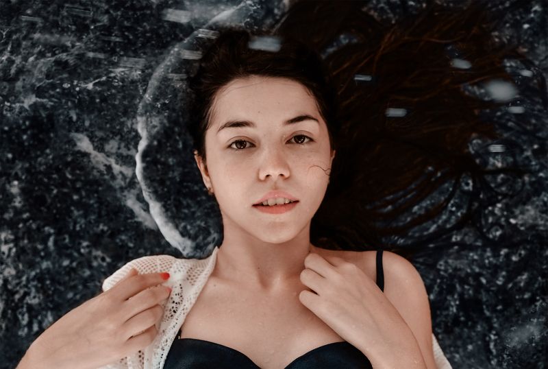 девушка, море, пирс, шторм, вода, волнорез Морская фото превью