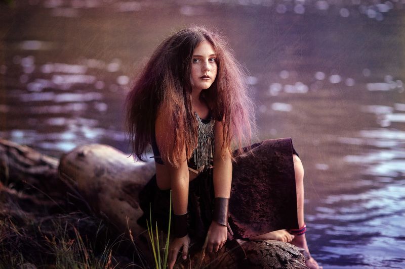 бревно,вода,девочка,веснушки,волосы Маргарита фото превью