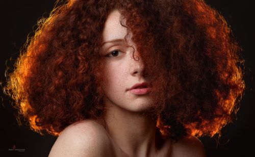 Девушка в красном