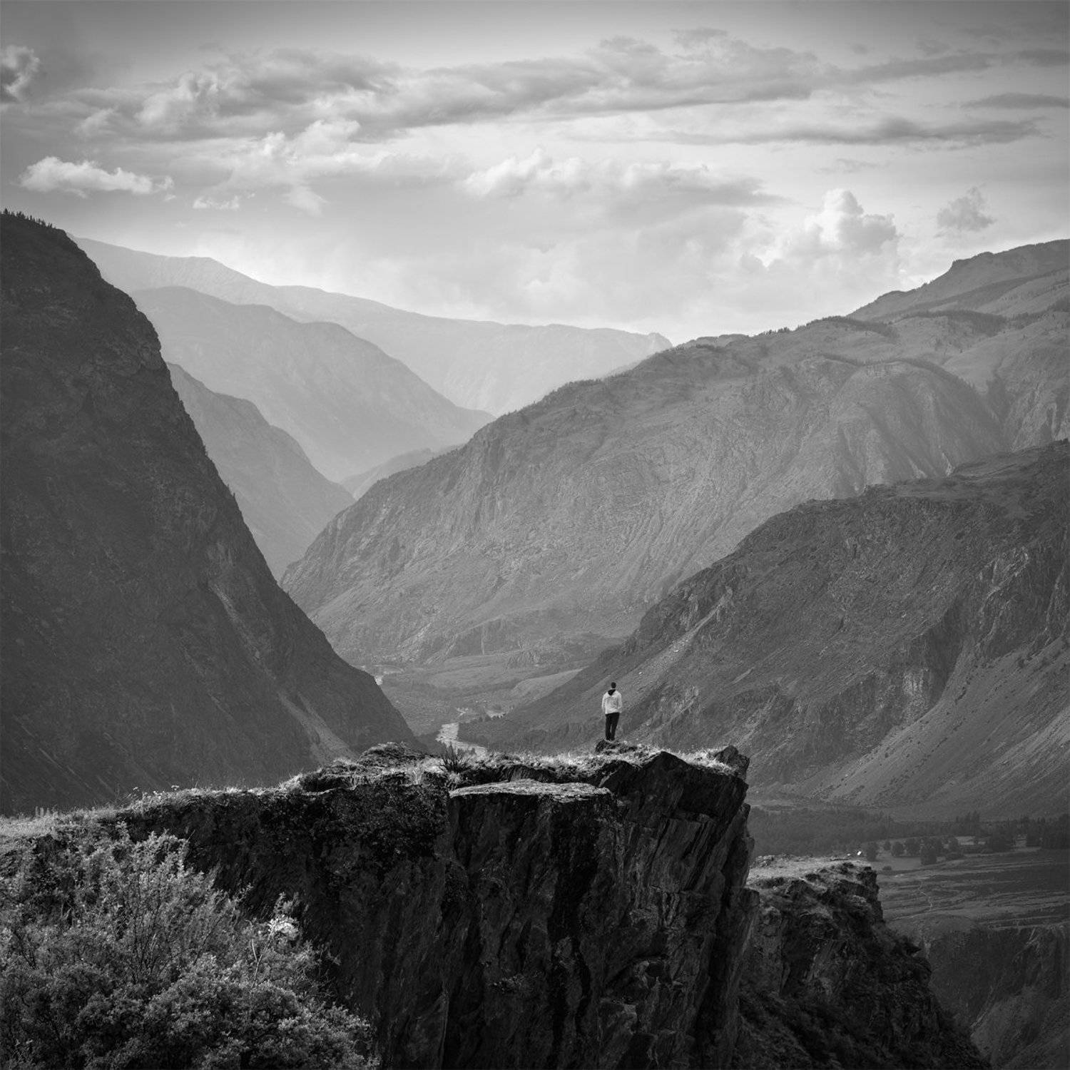 пейзаж, природа, чб, чернобелое, горы, скалы, каньон, глубина, большой, высокий, утес, путешествие, туризм, поход, дымка, Дмитрий Антипов