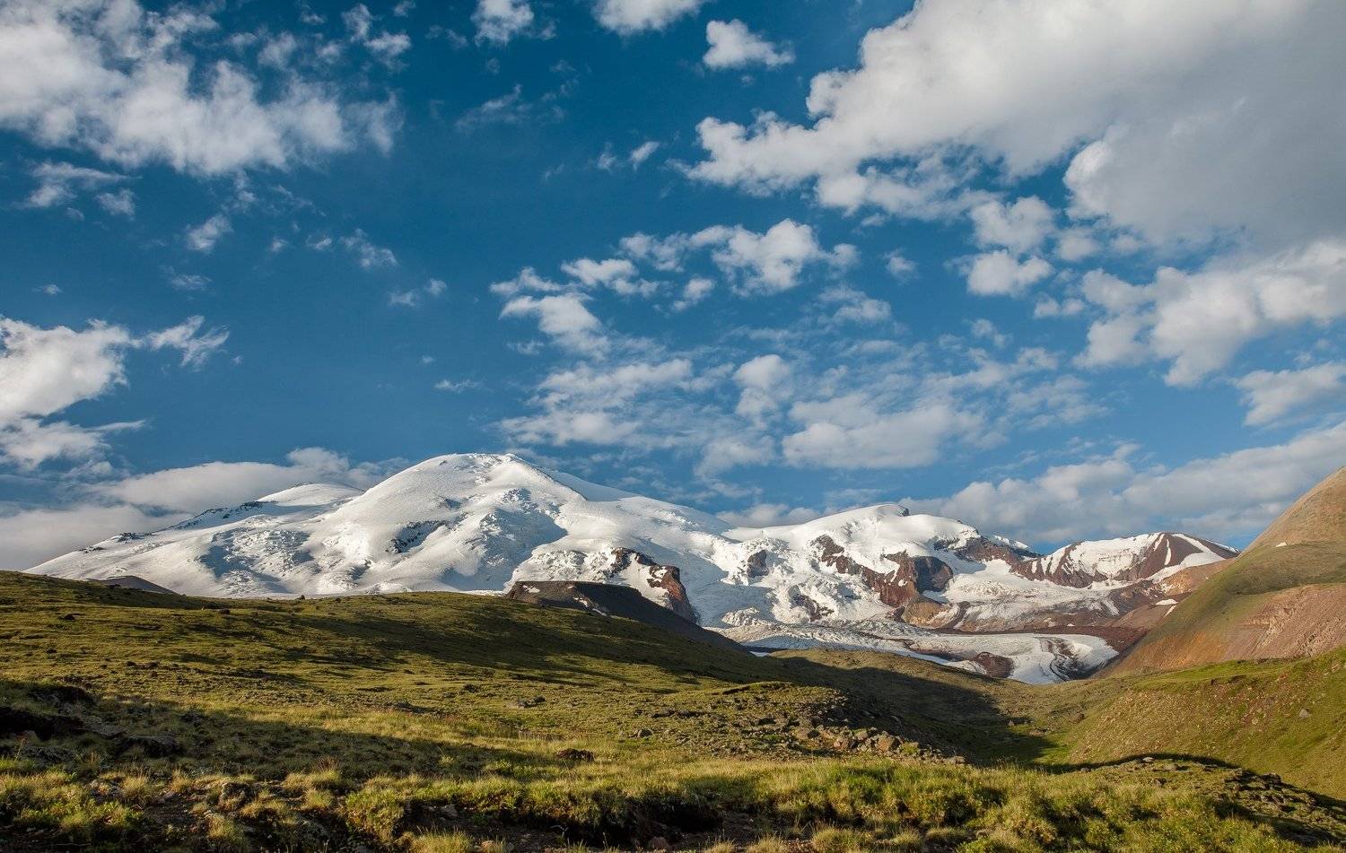 эльбрус,гора,горы,приэльбрусье,нацпарк,национальный парк,голубое небо,облака,раннее утро,свет,солнечно,великан,самая высокая вершина европы, горный массив,ледник,снег,белый,склоны,изгибы,линии,2017 год, Ксения Соварцева