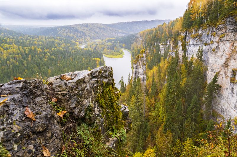 урал, усьва, осень, дождь, река, скалы Хмурая осень на Усьвинских Столбах фото превью