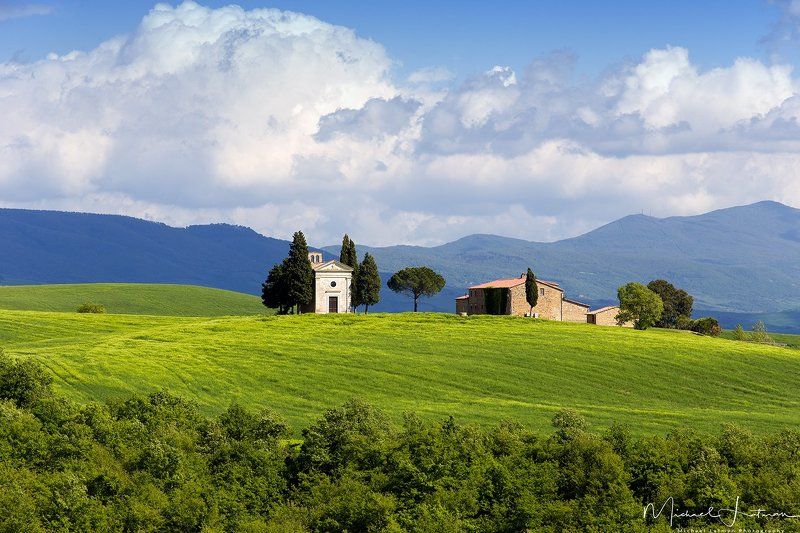 tuscany,italia,spring,green,hill,house, old, grass,sky.hills,beauty Classical Tuscany (Capella di Vitaleta) фото превью